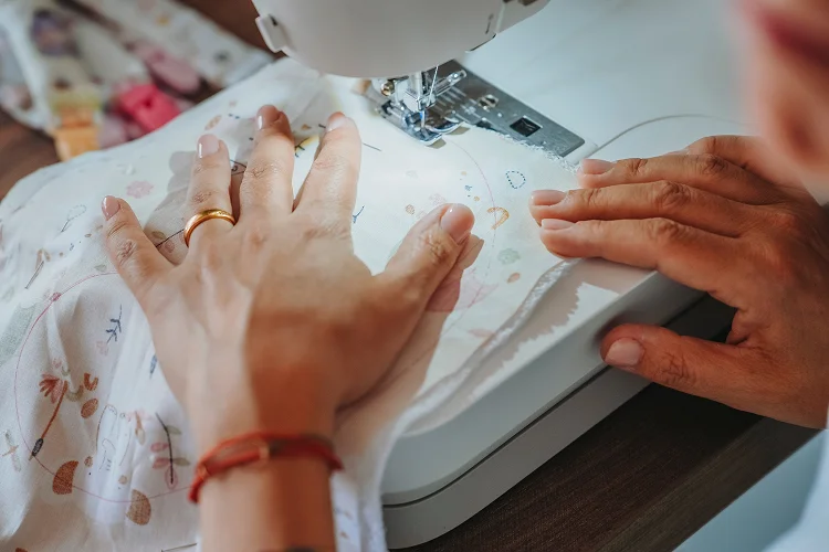 Anna controlla la qualità di un prodotto finito.