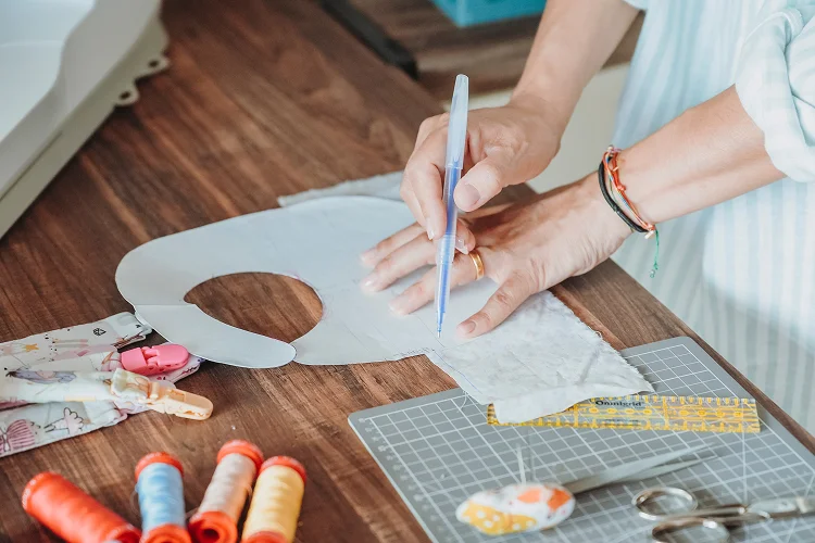 Anna disegna il modello di un nuovo prodotto per bambini.