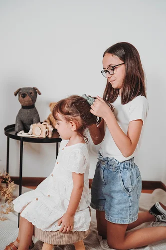 Bambina con scrunchie handmade nei capelli.