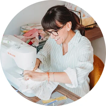 Anna cuce a mano nel suo laboratorio artigianale in Italia.